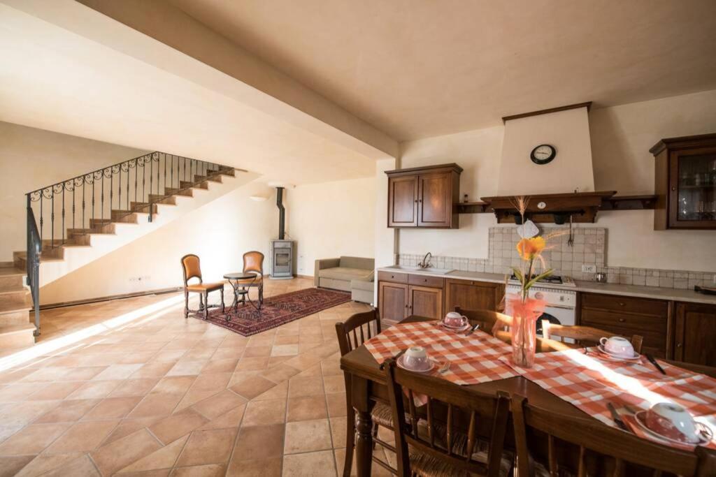 La Casa Vacanza Con Vista Panoramica Sui Vigneti Rotella ภายนอก รูปภาพ